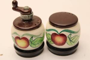 lot 510 image: Vintage Apple Motif Salt and Pepper Shaker Set