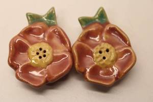lot 511 image: Pair of Vintage Flower Shaped Salt and Pepper Shakers