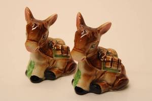 lot A-513 image: Set of 2 Vintage Ceramic Horse Figurines