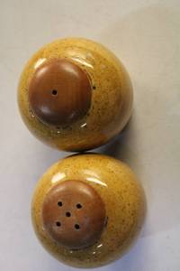 lot 514 image: Set of 2 Vintage Ceramic Spice Jars with Wooden Lids