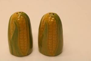 lot 515 image: Vintage Corn Shaped Ceramic Salt and Pepper Shakers Set