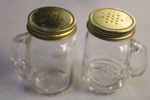 lot 516 image: Set of 2 Vintage Golden Harvest Glass Spice Jars with Lids