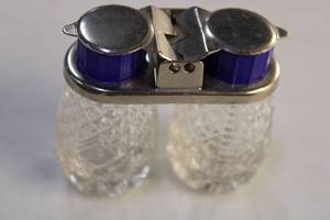 lot 518 image: Vintage Glass Double Shaker Set with Metal Caddy - Pineapple Design