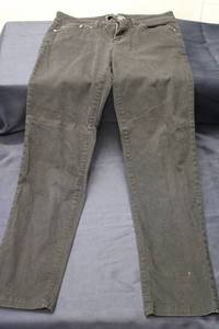lot 530 image: Jones New York Sport Petite Stretch Pants Size 6P - Black