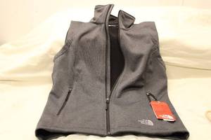 lot 533 image: The North Face Womens Full-Zip Fleece Vest