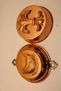 lot 539 image: Vintage Copper Poultry Jelly Mold with Decorative Fleur-de-Lis Lid