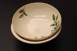 lot 541 image: Set of 2 Vintage Holiday Serving Bowls with Holly Design