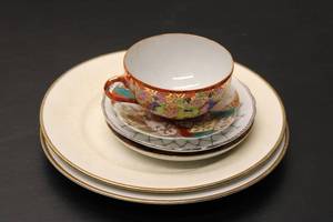 lot 544 image: Set of Vintage Decorative Tea Cup and Saucers