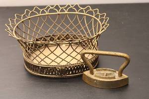 lot 565 image: Antique Gold Wire Decorative Bowl with Handle