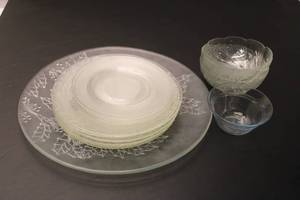 lot 576 image: Set of 8 Vintage Glass Bowls and Plates with Leaf Design