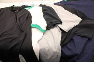 lot 582 image: Lot of 2 Gildan and Nike Long Sleeve T-Shirts - Size Large