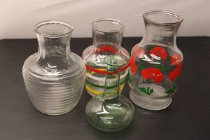 lot 587 image: Collection of 4 Unique Glass Vases with Floral Design