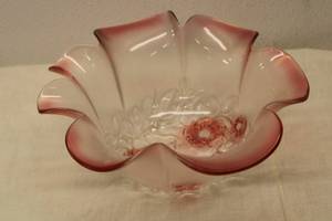 lot 589 image: Vintage Pink and Clear Glass Floral Design Bowl