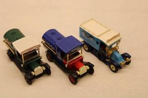 lot 592 image: Lot of 3 Vintage Diecast Oil Delivery Trucks - Mobil Oil and Castror