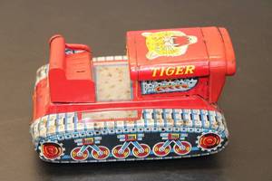 lot 599 image: Vintage Tin Toy Tank Tiger with Wind-Up Mechanism
