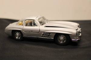 lot 633 image: 118 Scale Mercedes-Benz 300SL Gullwing Model Car - Silver