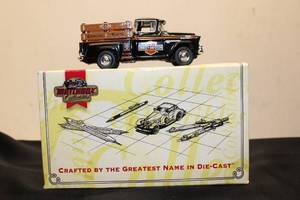 lot 634 image: Die-Cast 1955 Chevrolet S110 Pickup Truck Model - Harley-Davidson Edition