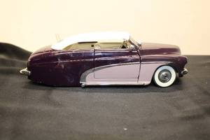 lot 635 image: Vintage Die-Cast Model Car - Purple Convertible with Opening Features