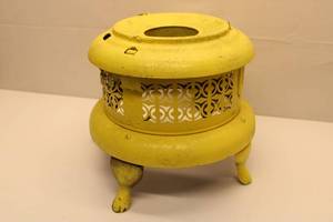 lot 652 image: Vintage Yellow Decorative Metal Base with Cutout Design
