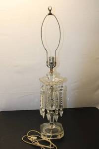 lot 660 image: Vintage Crystal Table Lamp with Decorative Prisms