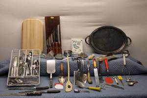 lot 222 image: Assorted Kitchen Utensils and Accessories Lot