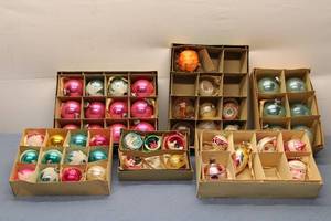 lot 255 image: Collection of Vintage Christmas Ornaments - Including Shiny Brite and Other Styles