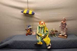 lot 716 image: Collection of 6 Vintage Clown Figurines and Dolls