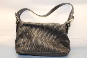 lot 720 image: Stylish Black Woven Handbag with Adjustable Strap