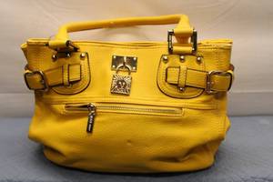 lot 726 image: Yellow Leather Handbag with Lion Lock and Inside Pockets