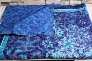 lot 6 image: Blue and Teal Floral Pattern Quilt Blanket