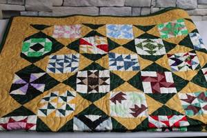 lot 9 image: Handcrafted Patchwork Quilt with Colorful Patterns