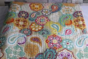 lot 18 image: Colorful Quilted Throw Blanket with Floral Design