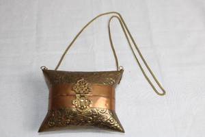 lot 22 image: Vintage Decorative Clutch Purse with Ornate Design