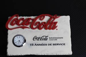 lot 28 image: Coca-Cola Vintage Desk Clock with 15 Annes de Service
