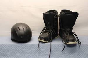lot A-85 image: Set of Snowboard Boots Size US 9 and Protective Helmet
