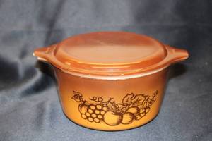 lot 103 image: Vintage Grapevine Design Casserole Dish with Lid