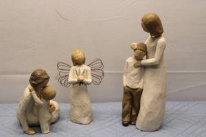 lot 122 image: Set of 3 Willow Tree Figurines - Family and Angel Collection