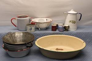 lot 175 image: Collection of Vintage Kitchenware including Enamelware and Colanders