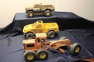 lot A-207 image: Lot of 7 Vintage Toy Trucks and Tractors - Assorted Condition