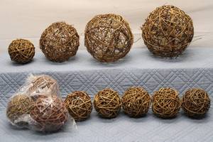 lot 214 image: Set of 10 Natural Decorative Wicker Balls in Various Sizes