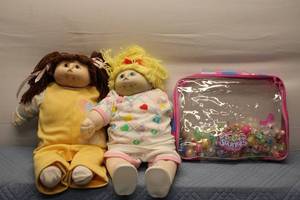 lot 243 image: Lot of 2 Vintage Dolls with Squinkies Playset