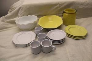 lot 257 image: Mixed Set of Vintage Tableware including Yellow Bowls and Mugs
