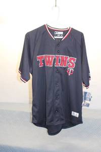 lot 264 image: Minnesota Twins Mens Jersey in Large Size - New with Tags