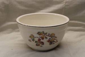 lot 266 image: Vintage Decorative Serving Bowl with Floral Design