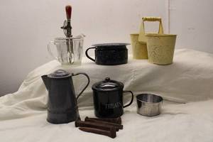 lot 273 image: Vintage Kitchen Collectibles Lot - Enamelware, Measuring Cup, and More