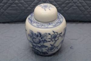lot 298 image: Vintage Porcelain Blue and White Floral Ginger Jar with Lid