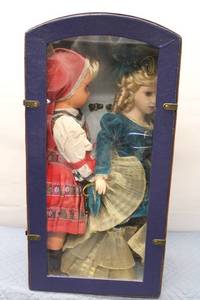 lot 301 image: Vintage Doll Set with Display Case - European Style Dolls