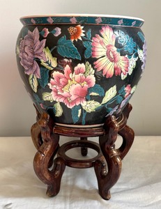 lot 95 image: Beautiful Black Floral Planter with Stand