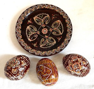 lot 97 image: Gorgeous Ukrainian Decorative Eggs and Petite Plate