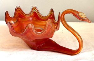 lot 98 image: Vintage Mid Century Hand Blown Glass Swan Figurine